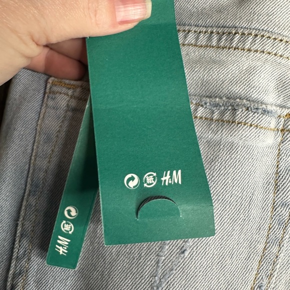 Men’s H&M light wash distressed jeans size 28
NWT - Picture 4 of 8